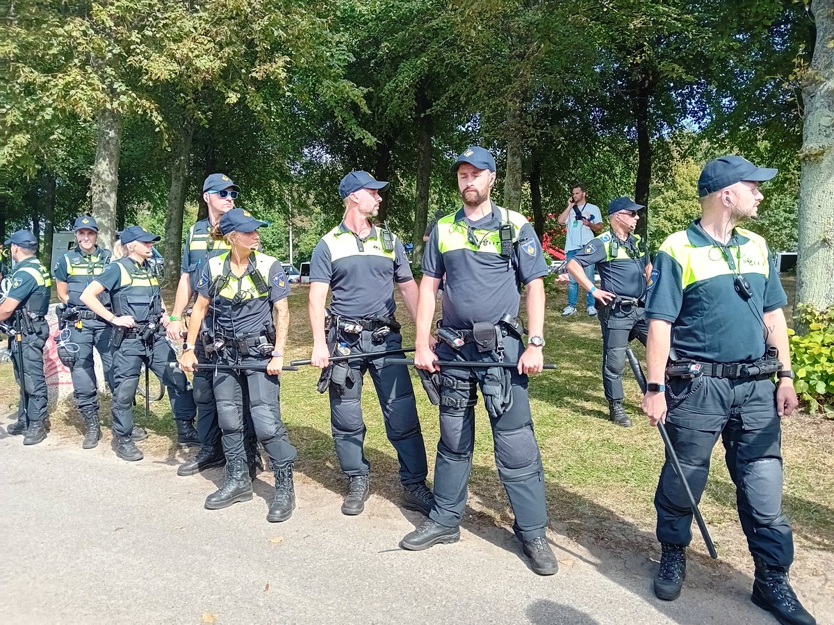 JvdBergMeelis's tweet photo. #Supportdemo #A12 werd net heel hardhandig door politie uit elkaar gedreven, met geweld en wapenstokken. Eng. Een oudere heer, Leidse kerkgenoot van me, is net geboeid afgevoerd. Politiegeweld escaleert. #WijZijnGeweldloos #WatZijnJullie? https://t.co/ijhNbN7doQ