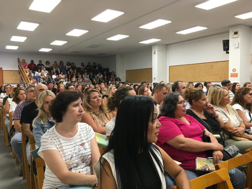 nazaretoporto's tweet photo. Compartir en las reuniones con los padres las #throughlines del curso o contarles cómo trabajamos el #AprendizajeAutodirigido es un gran #MomentumFamilia. Soñamos un mundo que rebose #OptimismoUrgente y donde todos seamos #EmprendedoresDeSueños.
#nazaret150aniversario https://t.co/xPx3vrk8qn