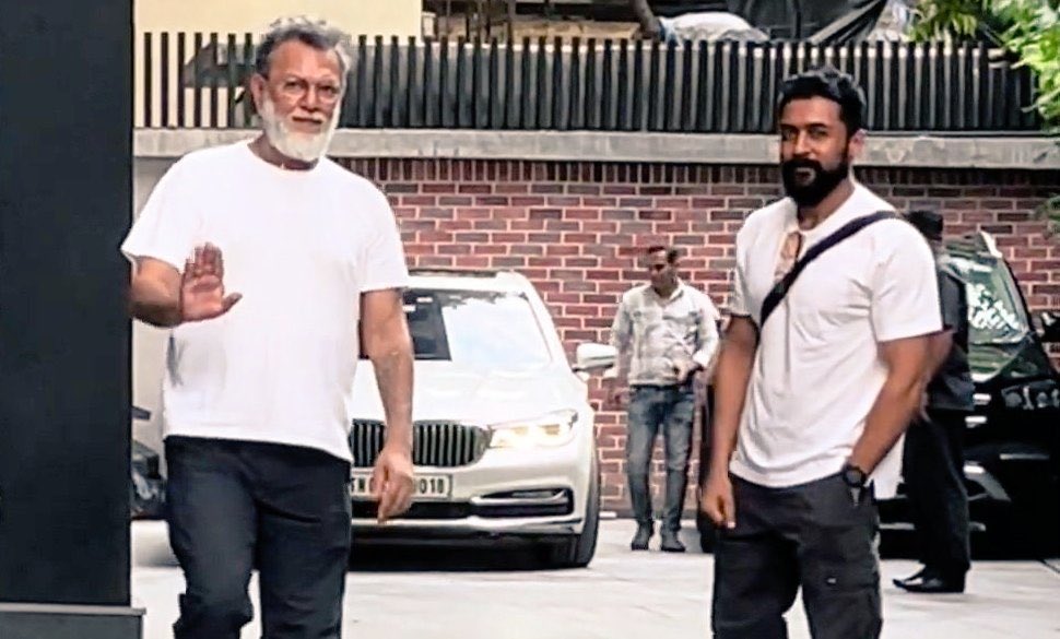 Chrissuccess's tweet photo. Suriya & Director Rakeysh Omprakash Mehra (Rang De Basanti, Bhaag Milkha Bhaag)
#Karnaa 😱 https://t.co/Woth9L6uH8