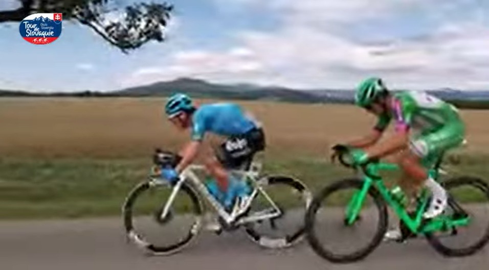 🇸🇰 #OkoloSlovenska
👉🏻 Strong attack by <a href="/javiserrano_21/">Javi Serrano</a> who tried to get away from the bunch. Small gap with 15km to go.