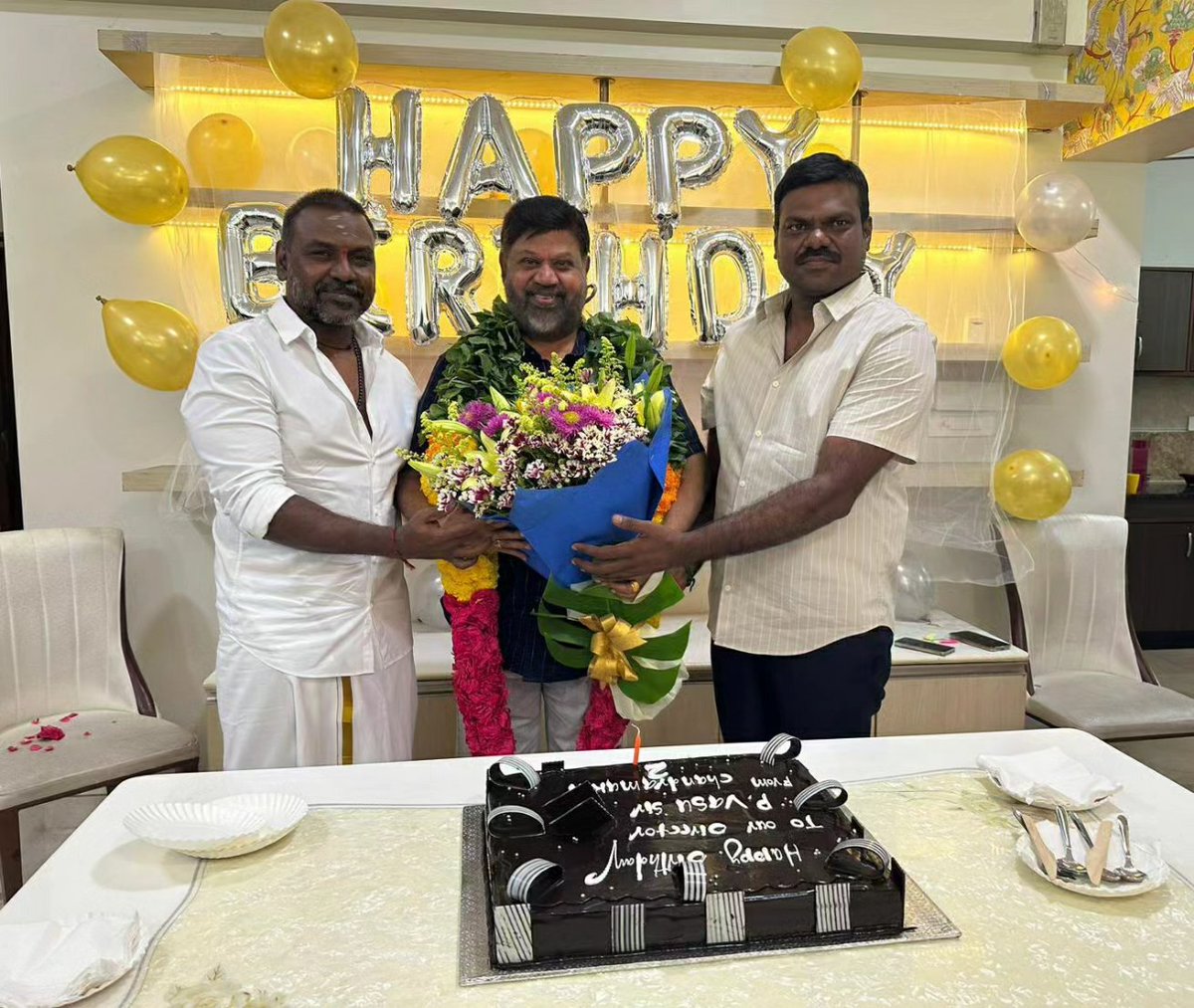 drsreenivas_27's tweet photo. We were all celebrating our sir's birthday and suddenly our director surprised all of us with a surprise gift.
We were all very excited!
Thank you our
#DirectorPVasu sir!
This motivates us to work harder and more.
#chandramukhi2🗝️
#PVasu
@LycaProductions
@tamil_films https://t.co/ipnGkd4A2G
