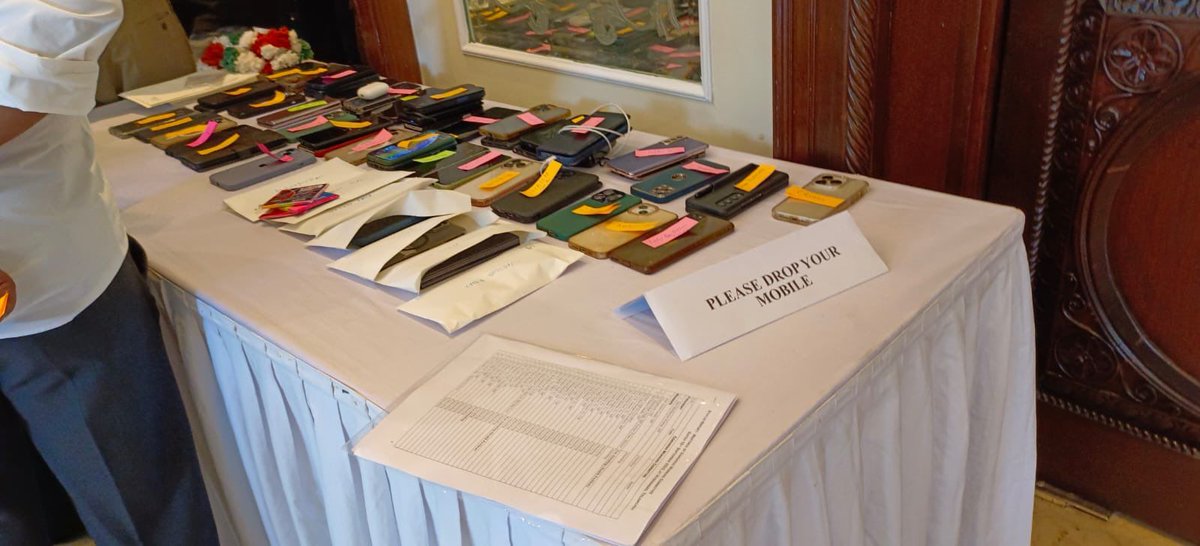 SVishnuReddy's tweet image. Mobile devices are prohibited during the Congress Working Committee meeting.

@INCIndia gives the slogan "daro mat" and talks about the internal democracy but when it comes to their own meetings, the Italian family behaves like an autocratic ruler!

#CWCMeetingHyd #CWCMeeting