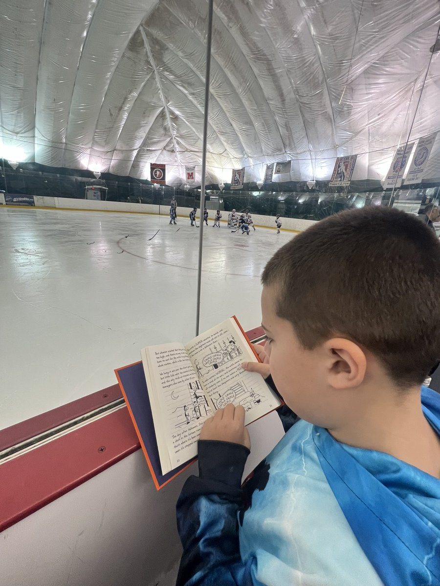 ErARazzi's tweet photo. The love of reading never stops! Even at your brothers 6AM hockey game ๐ฌ#osdgoread @OSchoolsPR @OceansideSch2 https://t.co/I2MMI2XWYW