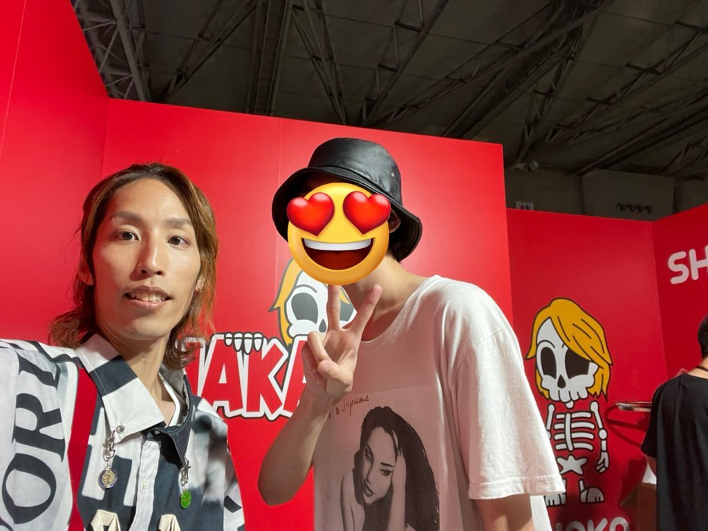 wo__kun's tweet photo. 釈迦さんと写真撮れてtシャツにサインまで貰えてめちゃ嬉しい、、
ペン使っていいよって貸してくれたお姉さんありがとう😭
#RAGE_VALORANT https://t.co/3j9I7dLtGH