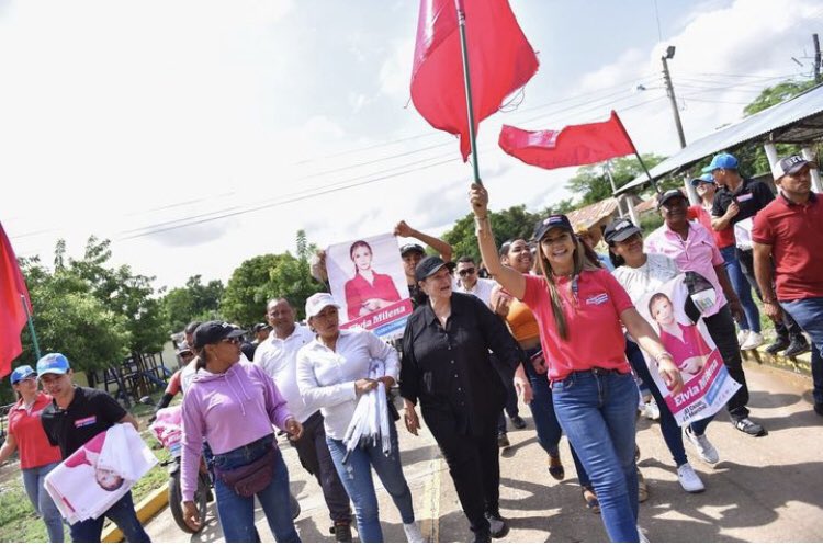 cabasgustavo's tweet photo. Es humillante ver la forma de hacer la política, los dueños de la gobernación del Cesar. Se burlan del elector. La primera dama ordena, hace proselitismo político, inaugura obras, y nadie puede inmutarse. Supeditan a la gente a su régimen de sumisión laboral. Así no por favor, sean decentes. La esclavitud del siglo XXI. #QueHorror