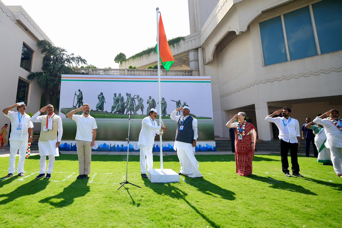 TSNSUI's tweet image. నేడు దేశం అనేక తీవ్రమైన అంతర్గత సవాళ్లను ఎదుర్కొంటోంది.

- శ్రీ మల్లికార్జున ఖర్గే గారు, ఏఐసిసి అధ్యక్షులు.

(కాంగ్రెస్ వర్కింగ్ కమిటీ సమావేశం ప్రారంభానికి ముందు).
#CWCMeetingHYD