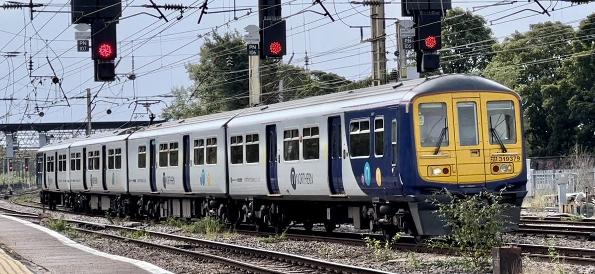 PlatformEdge1's tweet image. Hello from Preston 👋

First time here so have a couple of TPE and Northern trains whilst I wait for my train 🚝

#Class195 #Class319 #Class397 #Class802