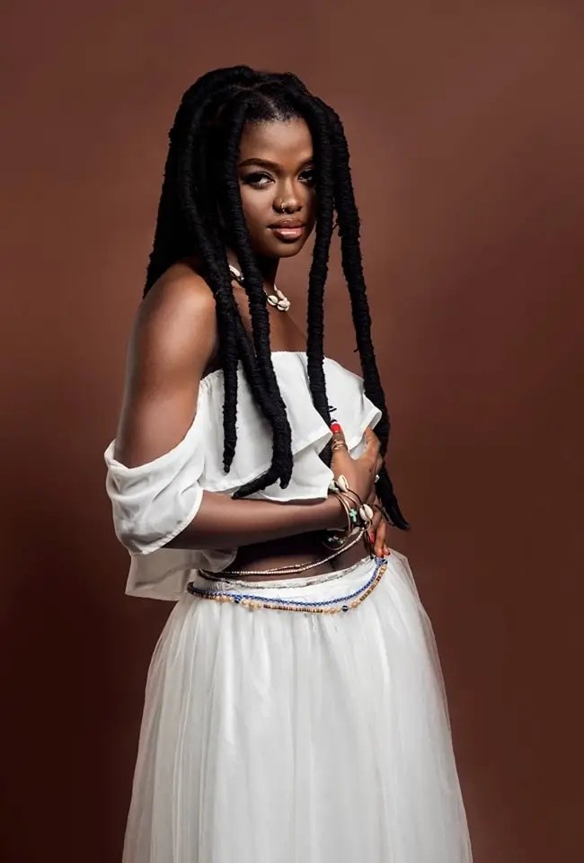 Regard perçant, voix chaude, <a href="/ForbinAudrey/">F🪐RBIN</a> de RETA MUSIC partage son éclat à celui du slam de LYDOL  : "Soul Breath" produit par <a href="/SangoEdi/">SANGO EDI 🥷</a> 

Retrouvez le duo 100% féminin sur la piste 13 du projet #Patrimoine Volume 1 🇨🇲🎶

Lien d'écoute 🔗⬇️
bfan.link/patrimoine-vol…