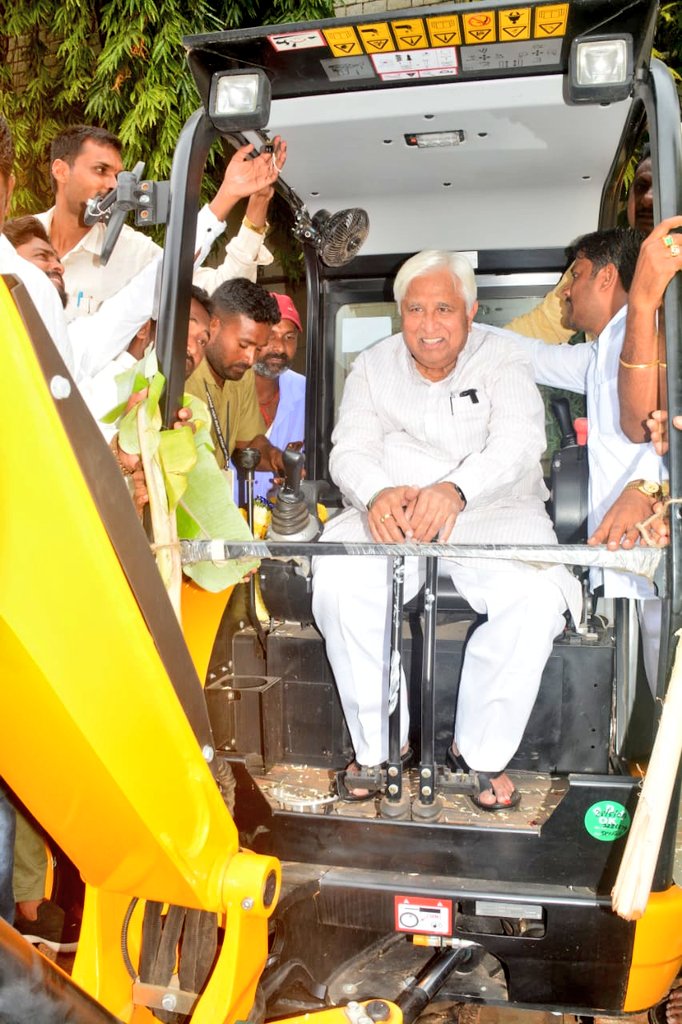 HKPatilINC's tweet photo. ಗದಗ ಬೆಟಗೇರಿ ನಗರಸಭೆಯ ವಿವಿಧ ಯೋಜನೆಗಳಡಿ ಖರೀದಿಸಲಾದ 14 ಕಸ ವಿಲೇವಾರಿ ಹೊಸ ವಾಹನಗಳಿಗೆ ಹಸಿರು ನಿಶಾನೆ ತೋರಿಸಿ ಚಾಲನೆ ನೀಡಲಾಯಿತು.
ಈ ಸಂದರ್ಭದಲ್ಲಿ ನಗರಸಭೆ ಅಧ್ಯಕ್ಷೆ ಶ್ರೀಮತಿ ಉಷಾ ದಾಸರ, ಉಪಾಧ್ಯಕ್ಷೆ ಸುನಂದಾ ಬಾಕಳೆ, ಪೌರಾಯುಕ್ತ ಗಂಗಪ್ಪ ಎಂ, ನಗರಸಭೆ ಸರ್ವ ಸದಸ್ಯರು ಅಧಿಕಾರಿಗಳು ಉಪಸ್ಥಿತರಿದ್ದರು.
#Gadag #Ruralworks https://t.co/jgIqGODWqR