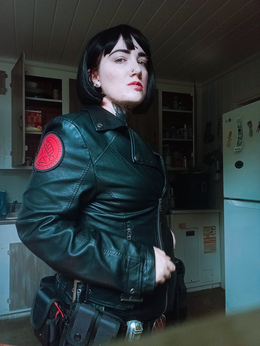 MultifandomCos1's tweet photo. #elizabethsherman #lizsherman #hellboy #hellboy2thegoldenarmy #hellboy2 #cosplay https://t.co/4cAQSTmGFX