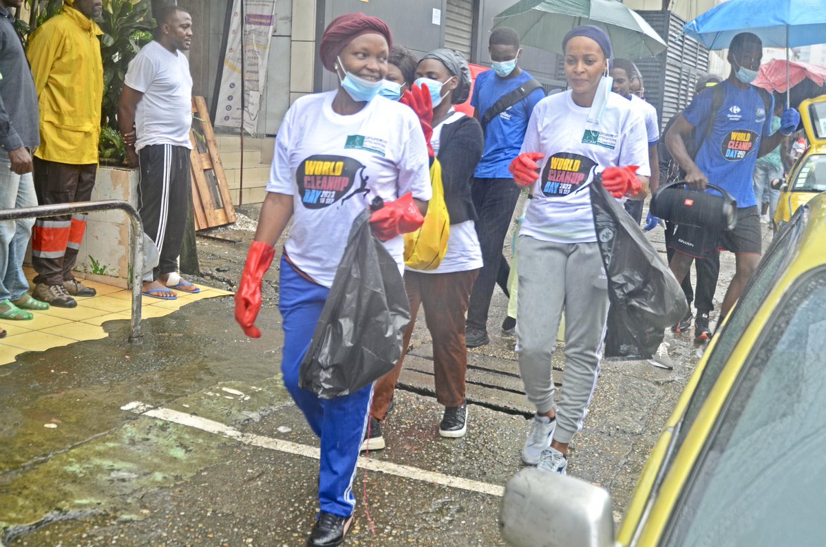 legecam_cm's tweet photo. À coups de pelles, râteaux et ballets🧹, les membres de la Commission Gouvernance Éthique et RSE du #GICAM et sympathisants ont pris d’assaut les rues de la capitale économique Douala ce samedi 16 Septembre 2023, à l’occasion de la Journée Mondiale du Nettoyage de notre Planète. #WorldCleanupDay 

Tous engagés pour une planète sans déchets ♻️