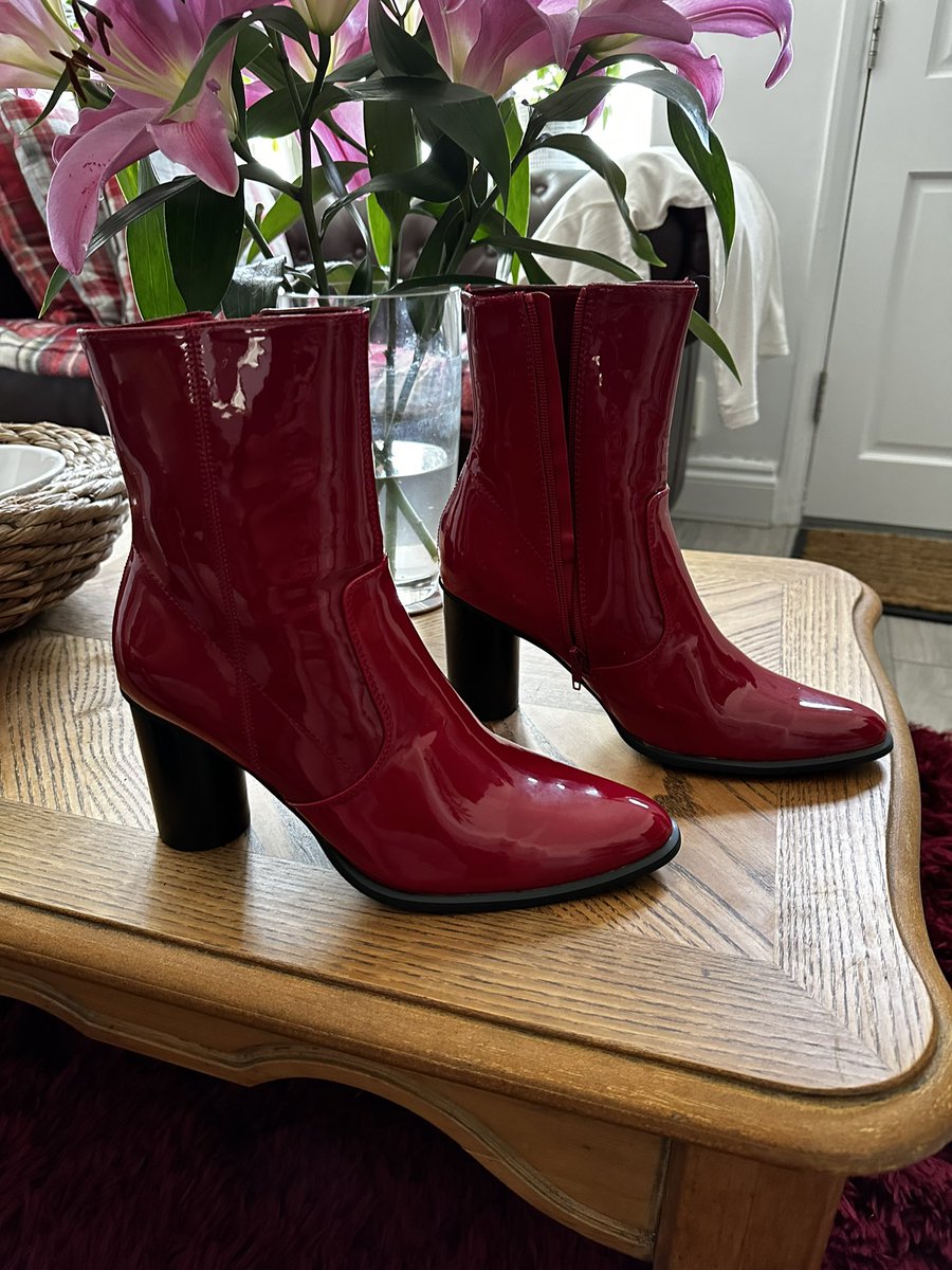AndrewHiltonMD's tweet photo. New MD shoes have arrived; just in time for our first day of rehearsals! #ToWongFoo #musical #redandwild @hopemilltheatre @ToWongFooStage #wheninrome 👠👠#readyornotherecomesmamma 👠👠 https://t.co/s5kLsOdEt4