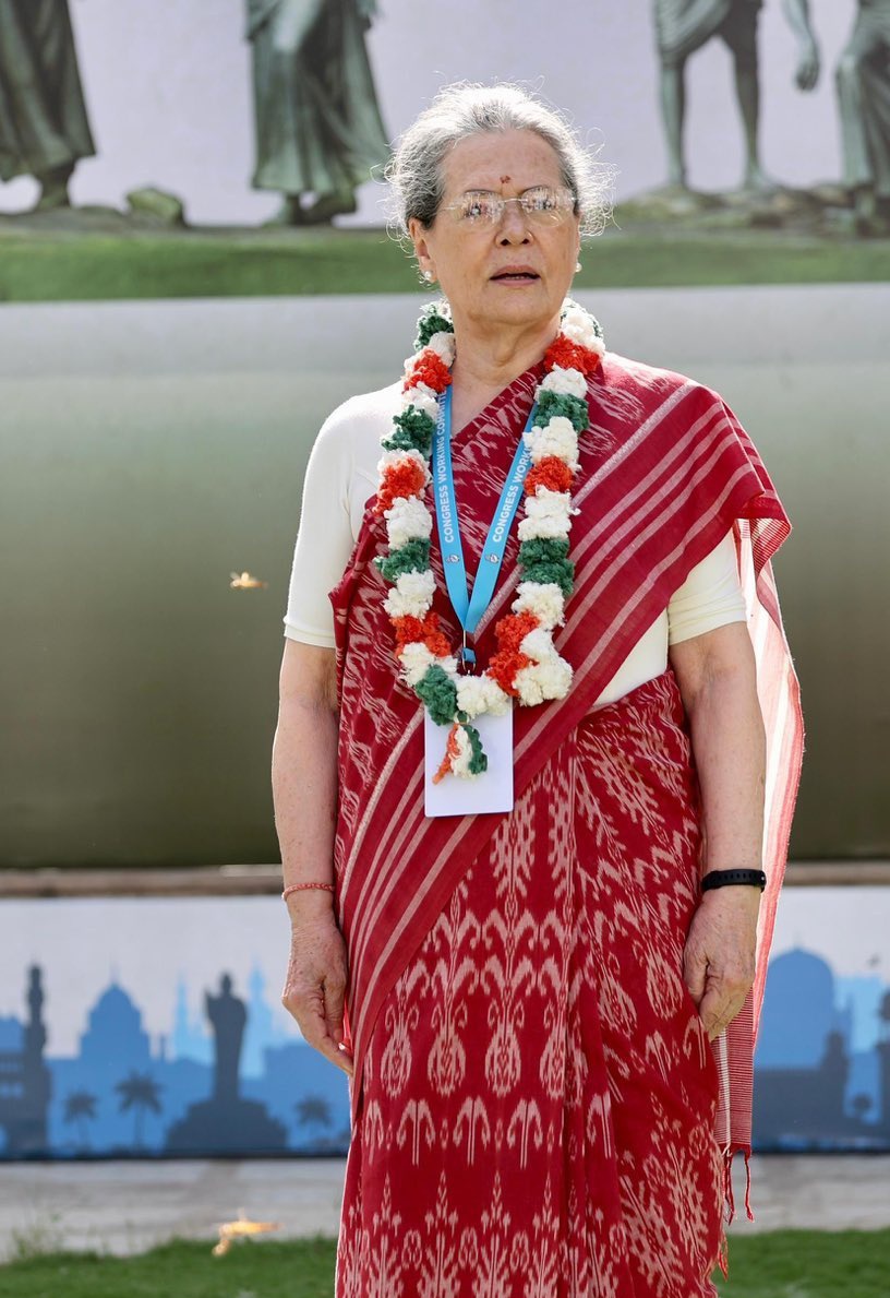 INCTelangana's tweet image. తెలంగాణకు విచ్చేసిన తల్లి సోనియమ్మకు వందనం 🙏
#CWCMeetingHYD #VijayaBheri