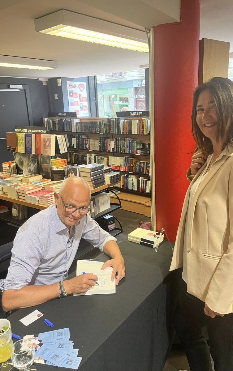 KarineGuguen's tweet photo. 📖 « Des lieux qui disent »,
À #Angers, ⁦@EPhilippe_LH⁩ 🇫🇷 attire la foule avec son nouveau livre, à la librairie ⁦#Rucher
 ⁦
🔵 Place à la lecture  😉
Merci @EPhilippe_LH !
#EdouardPhilippe #horizons 
@HorizonsLeParti https://t.co/SFoN6b3JiQ