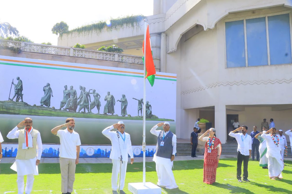 Bhatti_Mallu's tweet image. AICC President Shri @kharge ji hoisted the tricolour and saluted the national flag before the CWC meeting in Hyderabad 
#CWCMeetingHyd