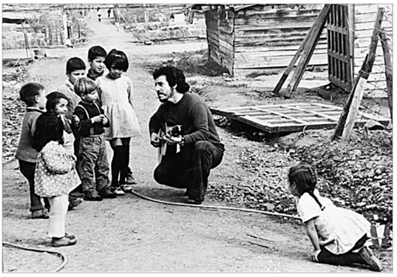 fotohistoriacl's tweet image. Un día como hoy, hace 50 años, era asesinado de manera cruenta el artista chileno Víctor Lidio Jara Martínez. Tenía 40 años.

Su último escrito también cumple 50 años hoy, lo hizo desde el Estadio Chile, dónde estaba detenido.

A continuación, la transcripción de su último poema:…