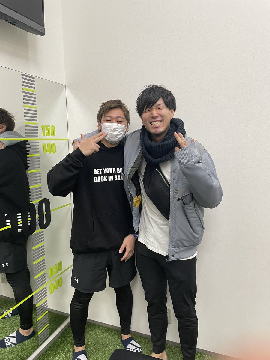qeBQqGo43umESc2's tweet photo. キャリアリクルーターになったことを
お祝いしてくださった店長さん

現キャリアリクルーターの方々
本当にありがとうございます😭

これだから、挑戦する事をやめれない🔥

そして、感謝を伝えるフリカを
もっと使おうと思いました笑

#感謝のFRICA
#挑戦
#これからが大事 https://t.co/TloSSxHGrV