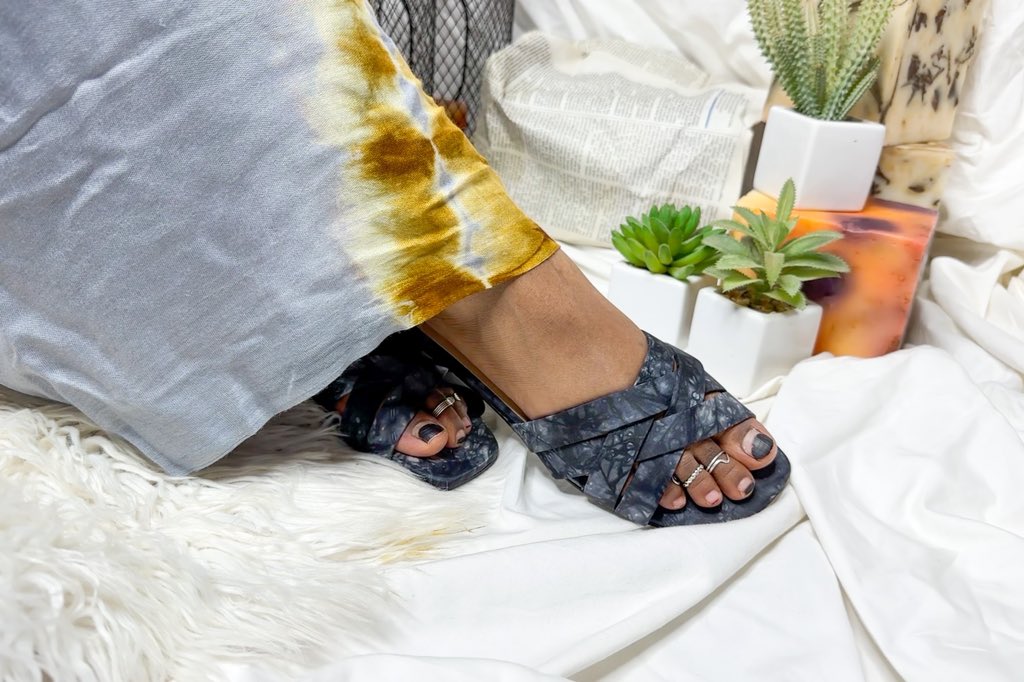 buyjasmin's tweet photo. ADIRE COLLECTION 2.0

Price: N9,990

Slide1: size 38
Slide2: size 40
Slide3: size 38
Slide4: size 37

Available for immediate pickup or delivery 

Kindly RT https://t.co/9ddaWLQdX4