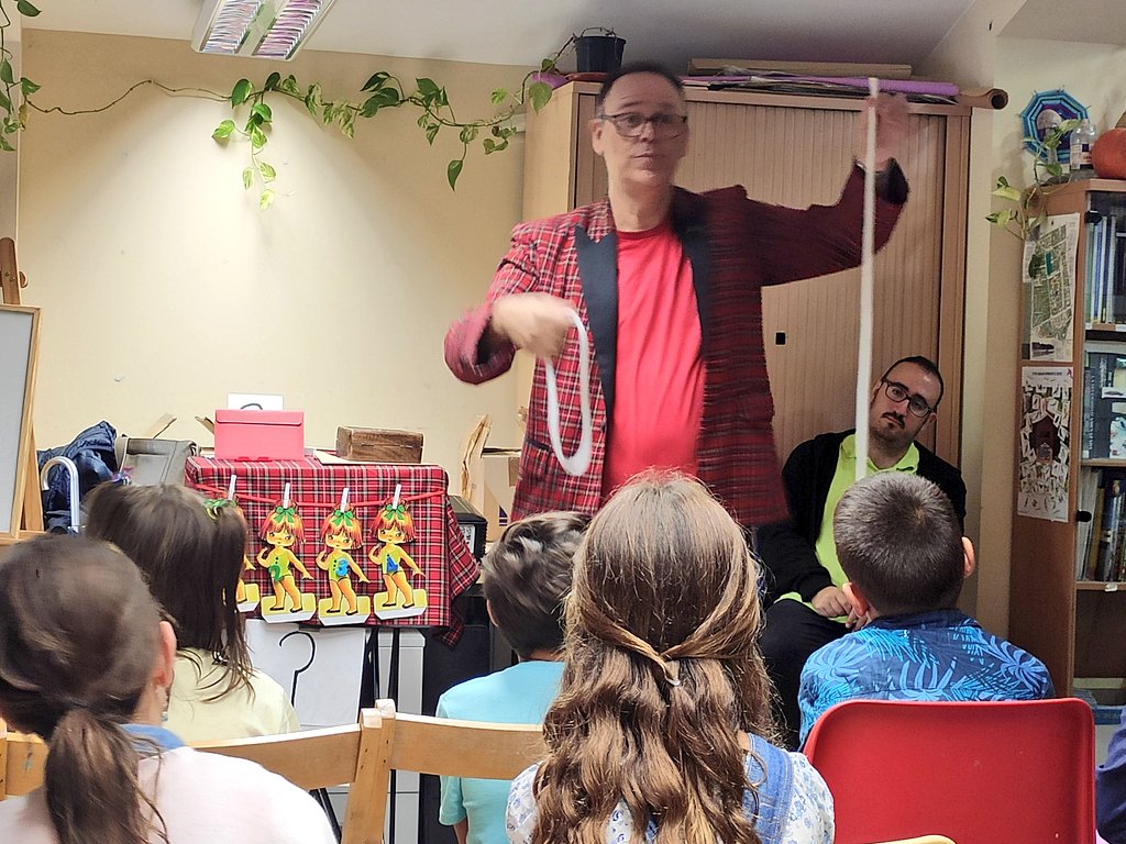 SEReumatologia's tweet image. Una gran jornada la que hemos disfrutado esta mañana con @anadejudmj y los participantes a la Mini-senda para niños con #DMJ y #AIJ y sus familias. Naturaleza, Reumatología, magia y muchas risas!