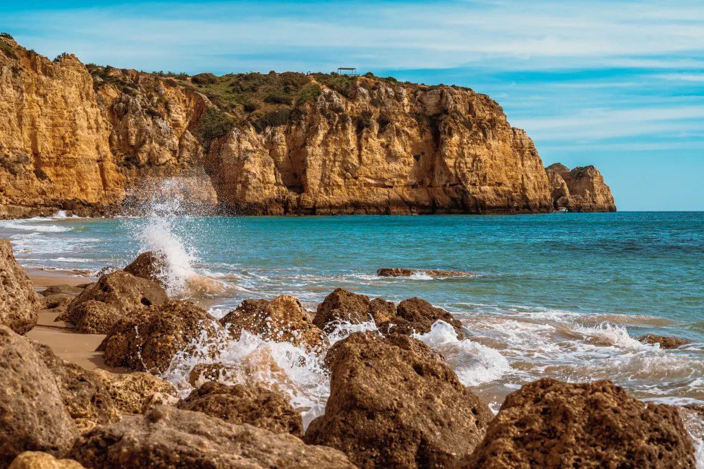 besides_obvious's tweet image. Nestled along the sun-kissed shores of Portugal’s southern Algarve region, Lagos beckons with its timeless charm and vibrant spirit. This coastal gem effortlessly blends history, culture, and natural beauty to create an unforgettable destination. 🇵🇹

🪇 besidestheobvious.net/2023/09/15/lag…