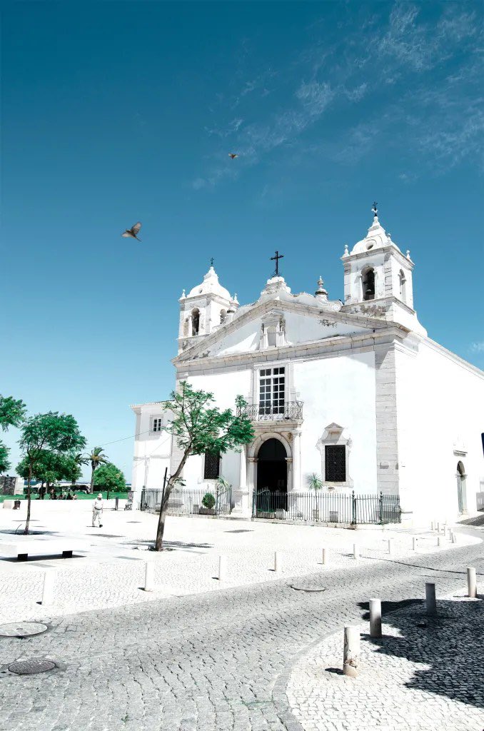 Nestled along the sun-kissed shores of Portugal’s southern Algarve region, Lagos beckons with its timeless charm and vibrant spirit. This coastal gem effortlessly blends history, culture, and natural beauty to create an unforgettable destination. 🇵🇹 🪇 besidestheobvious.net/2023/09/15/lag…