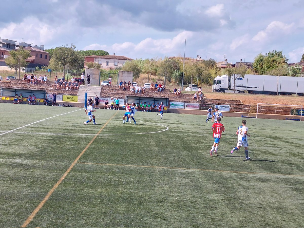 Nova jugada polèmica a Vilablareix.
L'àrbitre compensa el fora de joc de l'1-1 i no xiula falta i perdona l'expulsió d'un jugador del @GFCAcademia.
Un minut després, xut al pal del CE Sabadell.
Min 75. Juv A Girona FC 1-1 @FutBaseCES
#futbolcat #DHJ3