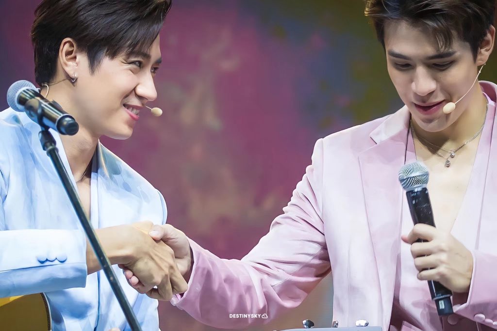 Chonnic74418108's tweet photo. ชอบความสัมพันธ์ของคู่นี้มากอ่ะ มันโครตน่ารักเลย เขารักกัน เขาดูแลกันและกัน เขาแคร์กันมาก เขาหวังดีต่อกันอ่ะ พี่ฟิล์มก็คอยสอนคอยบอกรชตะในเรื่องที่ควรรู้อ่ะ จะร้องไห้ ดีใจที่มีคนรักและหวังต่อเมนเราขนาดนี้อ่ะ รชตะเทอควรได้ความรักเยอะๆจริงนะ #หวานใจรชตะ #แจมรชตะ #JamRachata https://t.co/Fd8z98M0zL