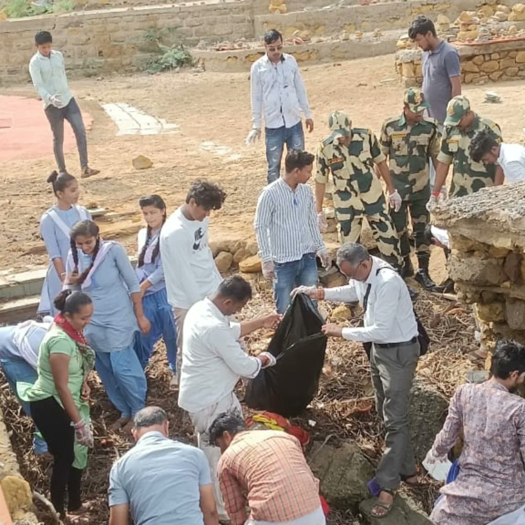 jalaram143's tweet photo. आज अंतर्राष्ट्रीय सागर स्वच्छता दिवस के निमित सौराष्ट प्रांत के कच्छ जिले के लखपत तहसील के सीमा जागरण मंच,सेवा भारती,स्थानिक समाज और bsf जवानों के साथ स्वच्छता अभियान।
#कोटेश्वर_लखपत_कच्छ
@SeemaSanghosh https://t.co/5w4Yboslhg