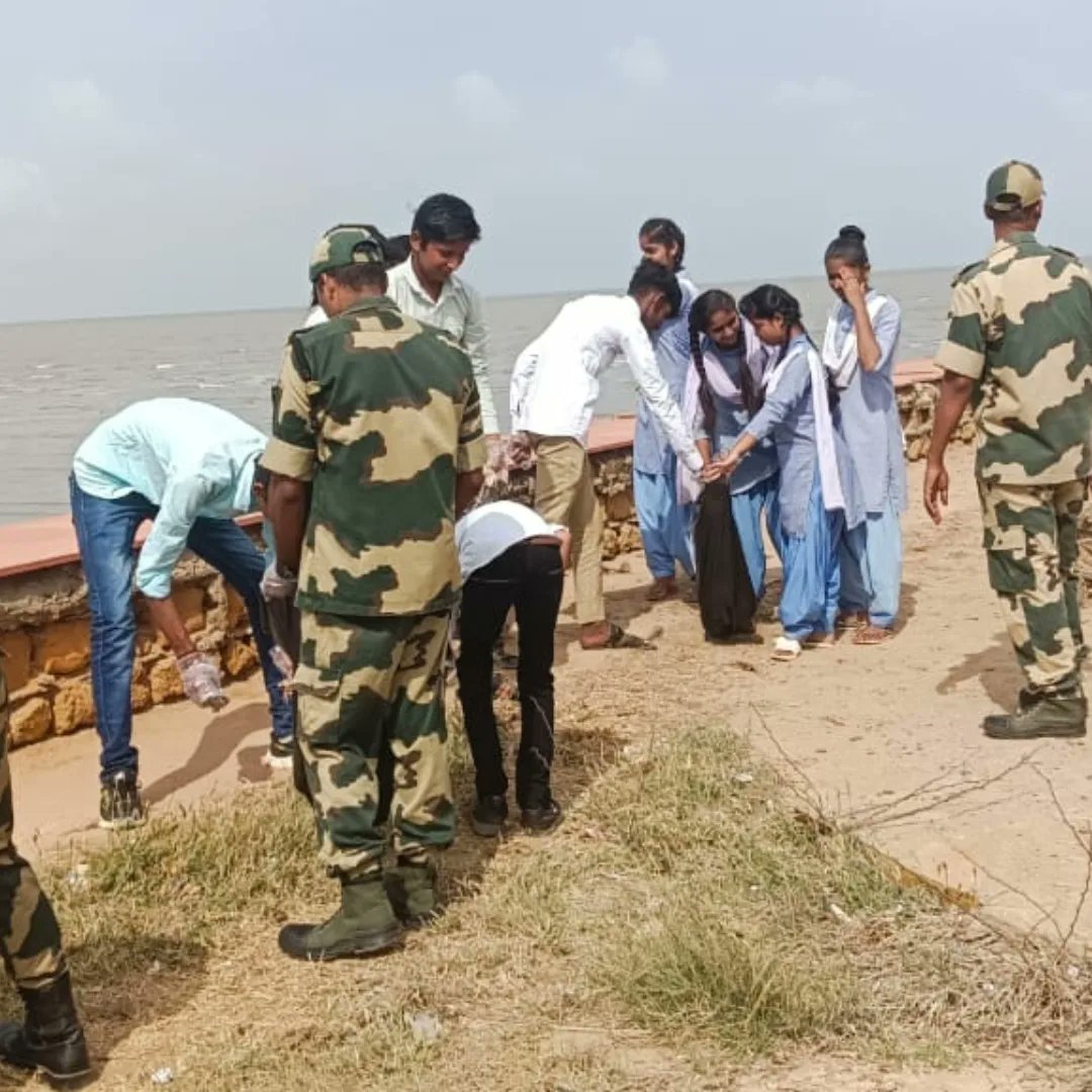 jalaram143's tweet photo. आज अंतर्राष्ट्रीय सागर स्वच्छता दिवस के निमित सौराष्ट प्रांत के कच्छ जिले के लखपत तहसील के सीमा जागरण मंच,सेवा भारती,स्थानिक समाज और bsf जवानों के साथ स्वच्छता अभियान।
#कोटेश्वर_लखपत_कच्छ
@SeemaSanghosh https://t.co/5w4Yboslhg