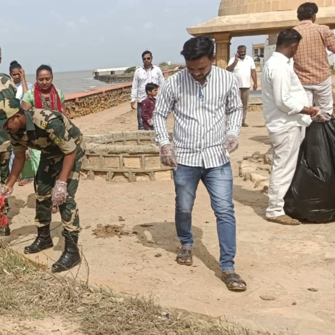 jalaram143's tweet photo. आज अंतर्राष्ट्रीय सागर स्वच्छता दिवस के निमित सौराष्ट प्रांत के कच्छ जिले के लखपत तहसील के सीमा जागरण मंच,सेवा भारती,स्थानिक समाज और bsf जवानों के साथ स्वच्छता अभियान।
#कोटेश्वर_लखपत_कच्छ
@SeemaSanghosh https://t.co/5w4Yboslhg