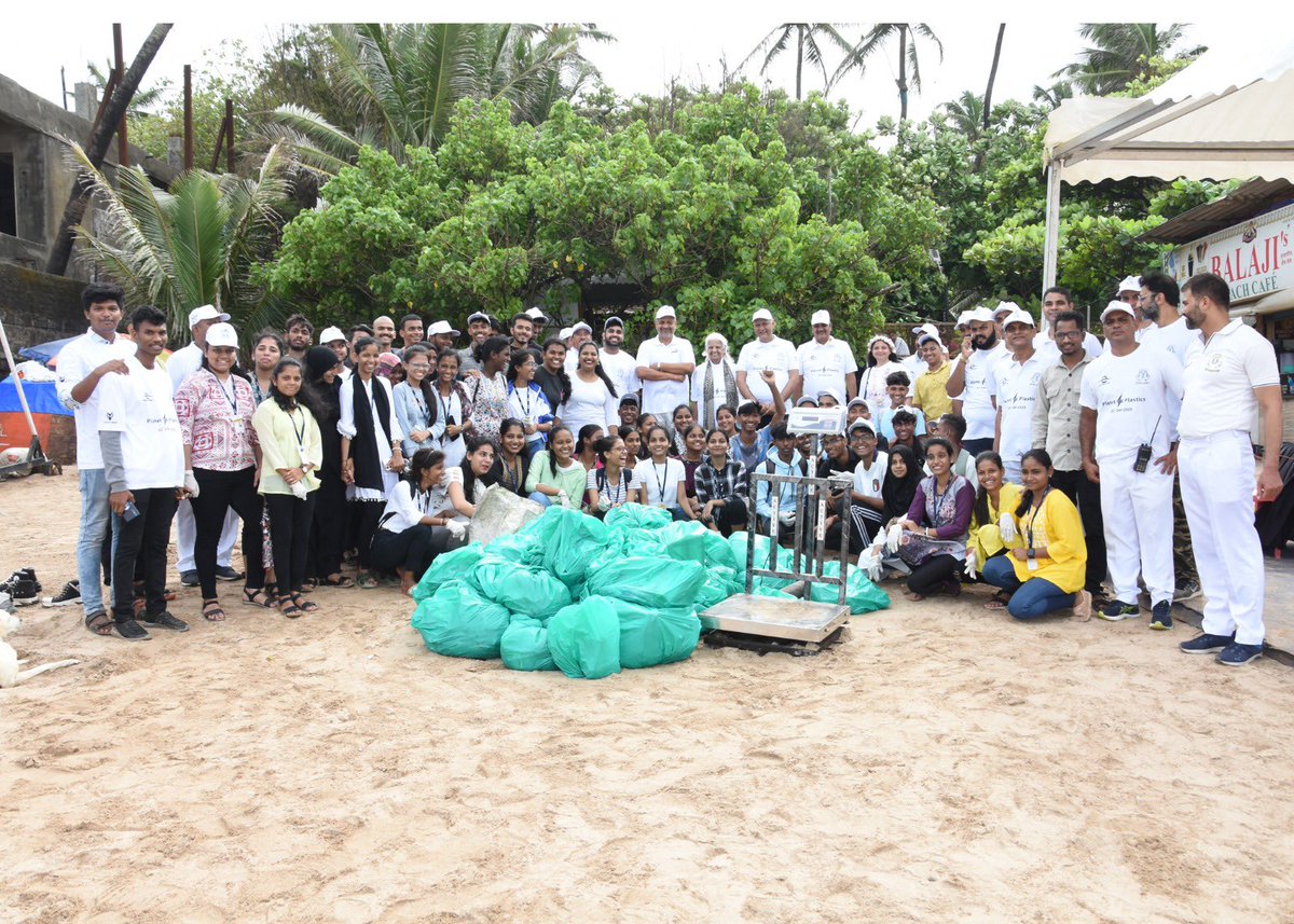 IndiaCoastGuard's tweet photo. International Coastal Cleanup day #ICC was celebrated by the @IndiaCoastGuard Region (West) in co-ordination with State Gov, School/ College students, Fishing Communities, Citizens and volunteers at Juhu/ Girgaon beaches in #Mumbai.

स्वच्छ सागर, सुरक्षित सागर https://t.co/yeRaiXtQbL