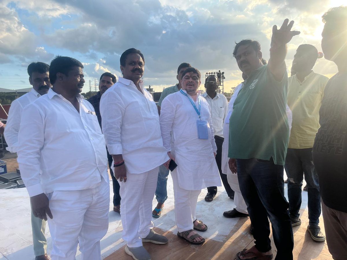 Ponnam_INC's tweet image. తుక్కుగూడ  రాజీవ్ ప్రాంగణాన్ని సోనియమ్మ విజయభేరి సభ సందర్భంగా వర్కింగ్ ప్రెసిడెంట్ అంజన్ కుమార్ యాదవ్ పిసిసి ఉపాధ్యక్షుడు మల్లు రవి మరియు ఇతర కాంగ్రెస్ ముఖ్య నాయకులతో పరిశీలిస్తున్న కాంగ్రెస్ నేత మాజీ ఎంపీ పొన్నం ప్రభాకర్ గారు
#CWCMeetingHyd #CongressVijayabheri