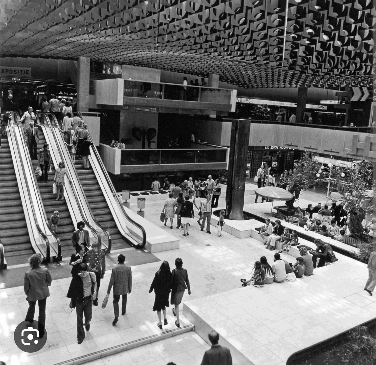 Ewan1971's tweet photo. Foto 1 is een impressie tekening van Hoog Catharijne uit 1969 en de 2e foto is hoe het werkelijk geworden is. Zaten er niet ver naast toen. Tegenwoordig zien de impressies van gebouwen er veel beter uit dan het uiteindelijke resultaat #utrecht #cu2030 #hoogcatharijne https://t.co/vUzCduN23d