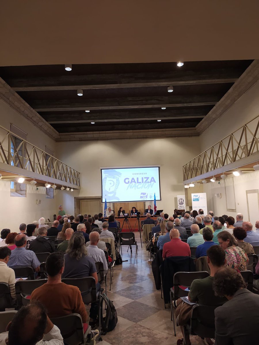 ÉXITO | Vía Galega enche o Museo do Pobo Galego para a conmemoración dos 90 anos da participación e admisión de Galiza no IX Congreso de Nacionalidades Europeas.