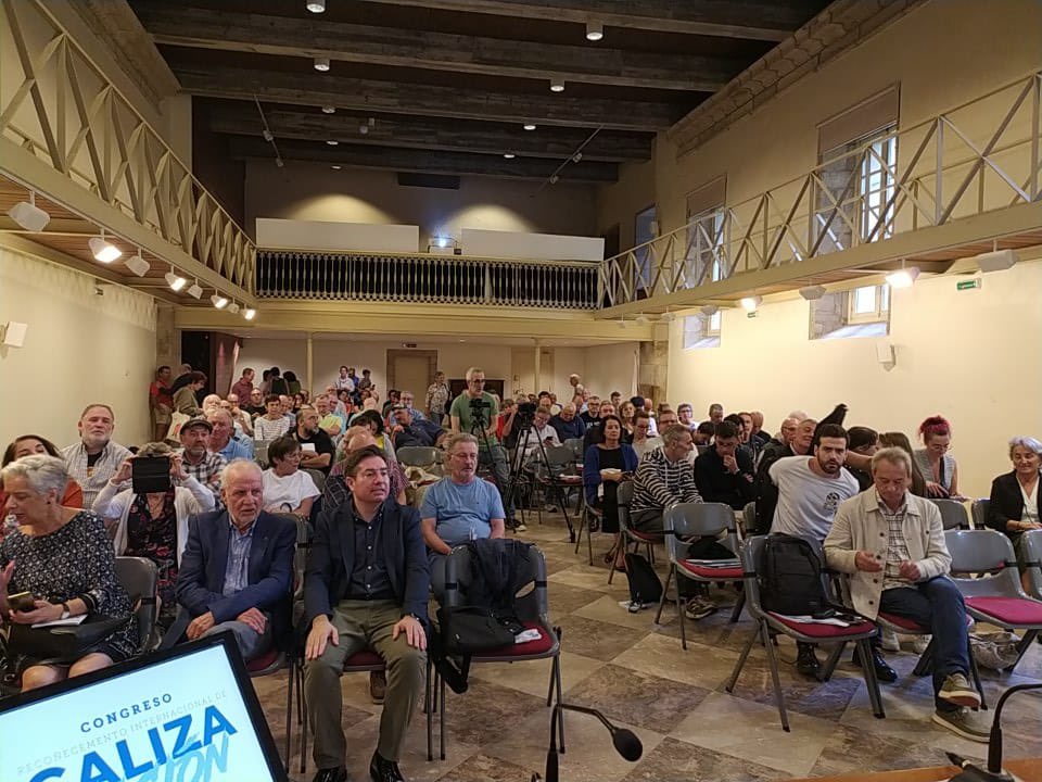 viagalega's tweet photo. ÉXITO | Vía Galega enche o Museo do Pobo Galego para a conmemoración dos 90 anos da participación e admisión de Galiza no IX Congreso de Nacionalidades Europeas. https://t.co/VeMl2rXJEt