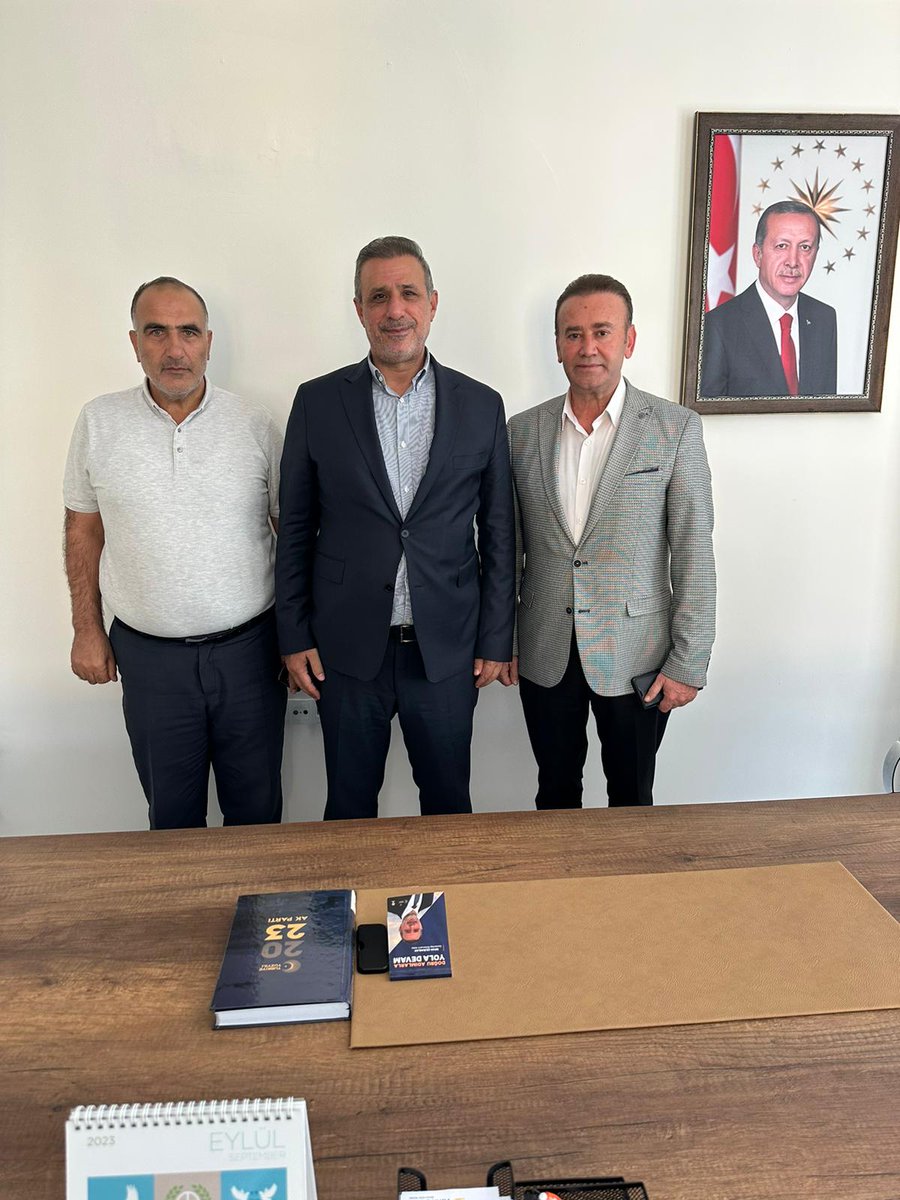 Ak parti Gaziantep Milletvekili sayın <a href="/irfancelikaslan/">İrfan Çelikaslan</a> beyi, önceki dönem Şahinbey Ak parti yönetim kurulu üyemiz kardeşim Zeki Aytunç ile makamında ziyarette bulunduk.
Misafirperverliğinden dolayı teşekkür ederiz.