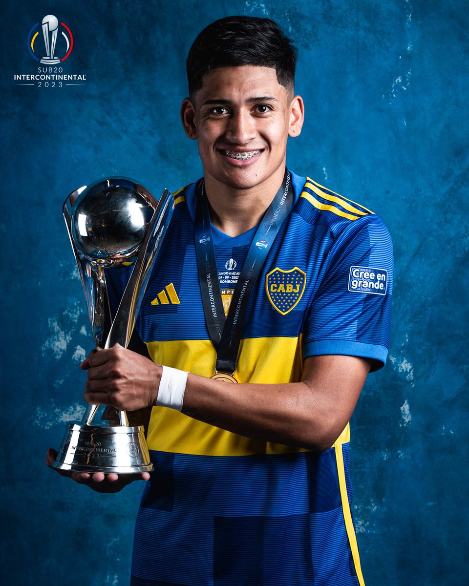 LibertadoresU20's tweet photo. 📸✨ ¡A una semana de la primera #Sub20Intercontinental para Sudamérica!

😍🏆 Los pibes de @BocaPredio, el entrenador Silvio Rudman y la copa. https://t.co/w3NFiqblxA