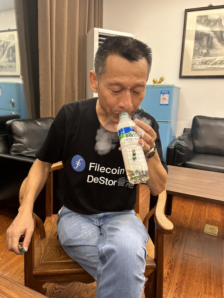 This is Filecoin's loyal fan, so persistent, always wearing FIL's T-shirthah😄 Take a look <a href="/Filecoin/">Filecoin</a>