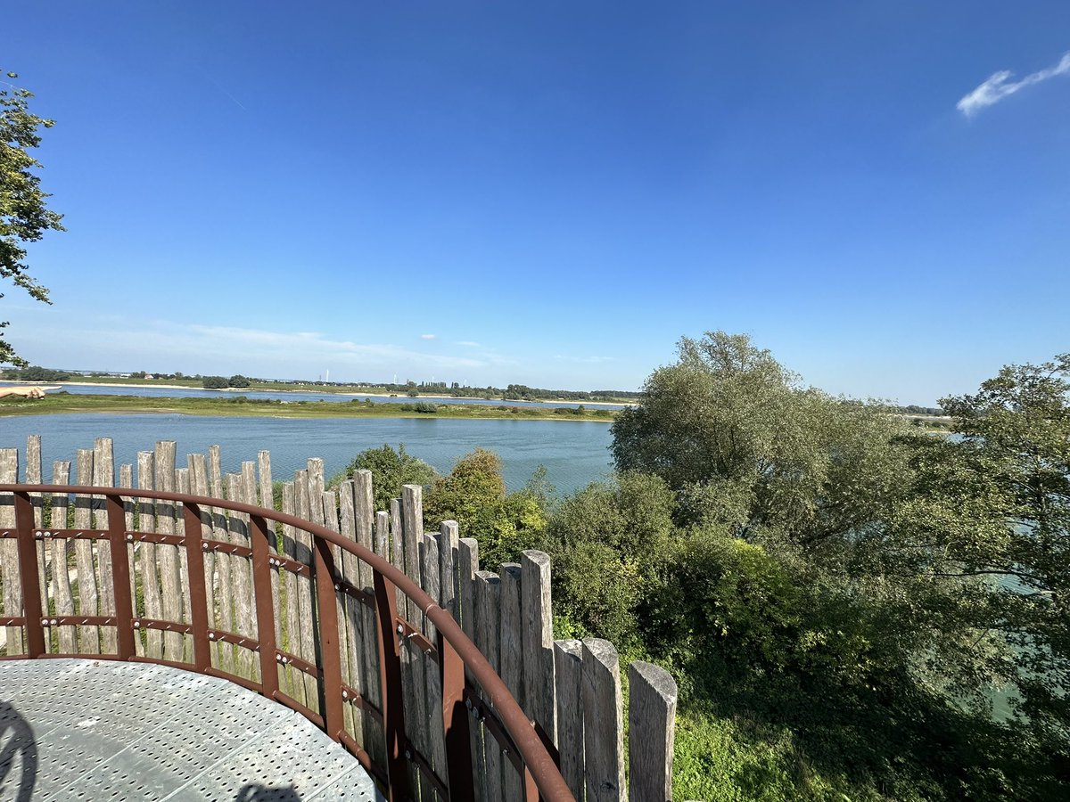 MathieuGremmen's tweet image. Het vergt enige lenigheid om de hobbels in het Weurtsche straatje te nemen. Beheer is in handen van @staatsbosbeheer @arjan_snel .
Het uitzicht vanaf de uitkijktoren is de moeite waard.