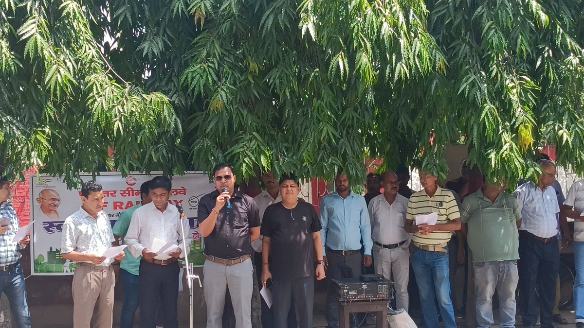 DRMPKIR23's tweet photo. "Exciting news! 🌟 Katihar Division starts #SwacchataPakhwara today with ADRM Sir and officers. 🧹 Join us for a cleaner, greener environment from Sept 16th to Oct 2nd. 💚 Let's make a difference! 🌿🌍 #CleanKatihardivision #BeTheChange @RailMinIndia @MinOfCultureGoI @drm_kir https://t.co/RzeftWd08f