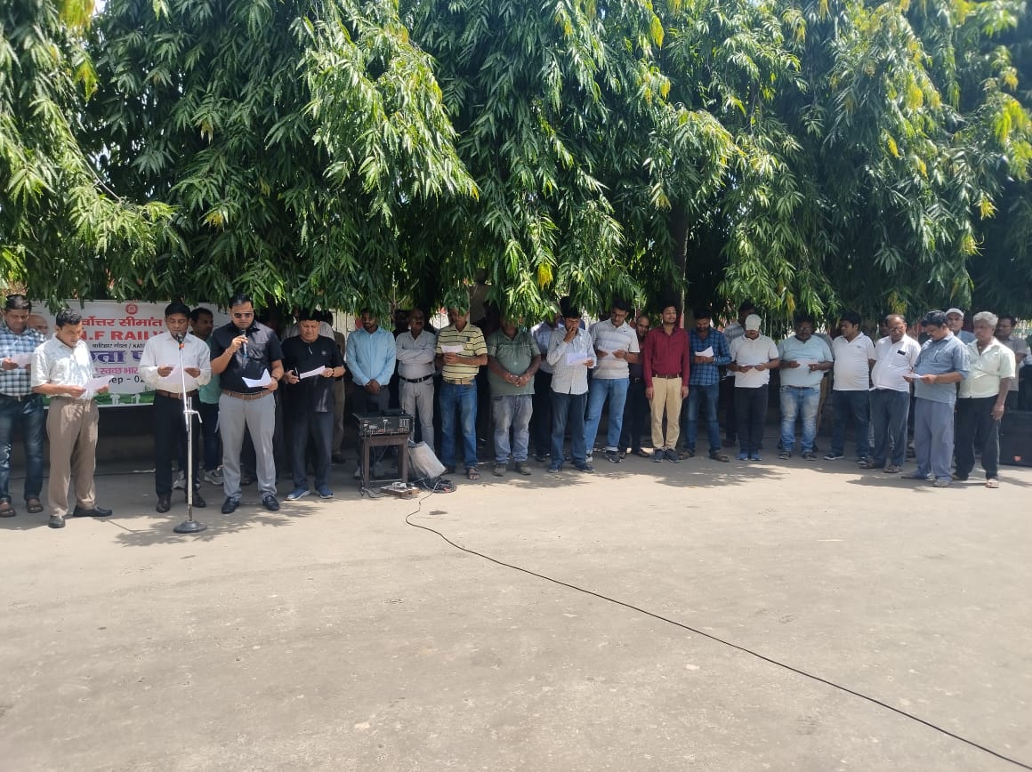 DRMPKIR23's tweet photo. "Exciting news! 🌟 Katihar Division starts #SwacchataPakhwara today with ADRM Sir and officers. 🧹 Join us for a cleaner, greener environment from Sept 16th to Oct 2nd. 💚 Let's make a difference! 🌿🌍 #CleanKatihardivision #BeTheChange @RailMinIndia @MinOfCultureGoI @drm_kir https://t.co/RzeftWd08f