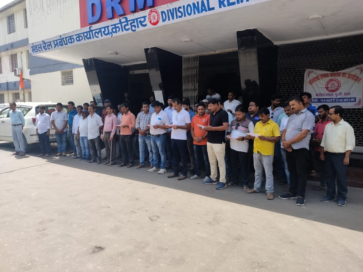 DRMPKIR23's tweet photo. "Exciting news! 🌟 Katihar Division starts #SwacchataPakhwara today with ADRM Sir and officers. 🧹 Join us for a cleaner, greener environment from Sept 16th to Oct 2nd. 💚 Let's make a difference! 🌿🌍 #CleanKatihardivision #BeTheChange @RailMinIndia @MinOfCultureGoI @drm_kir https://t.co/RzeftWd08f