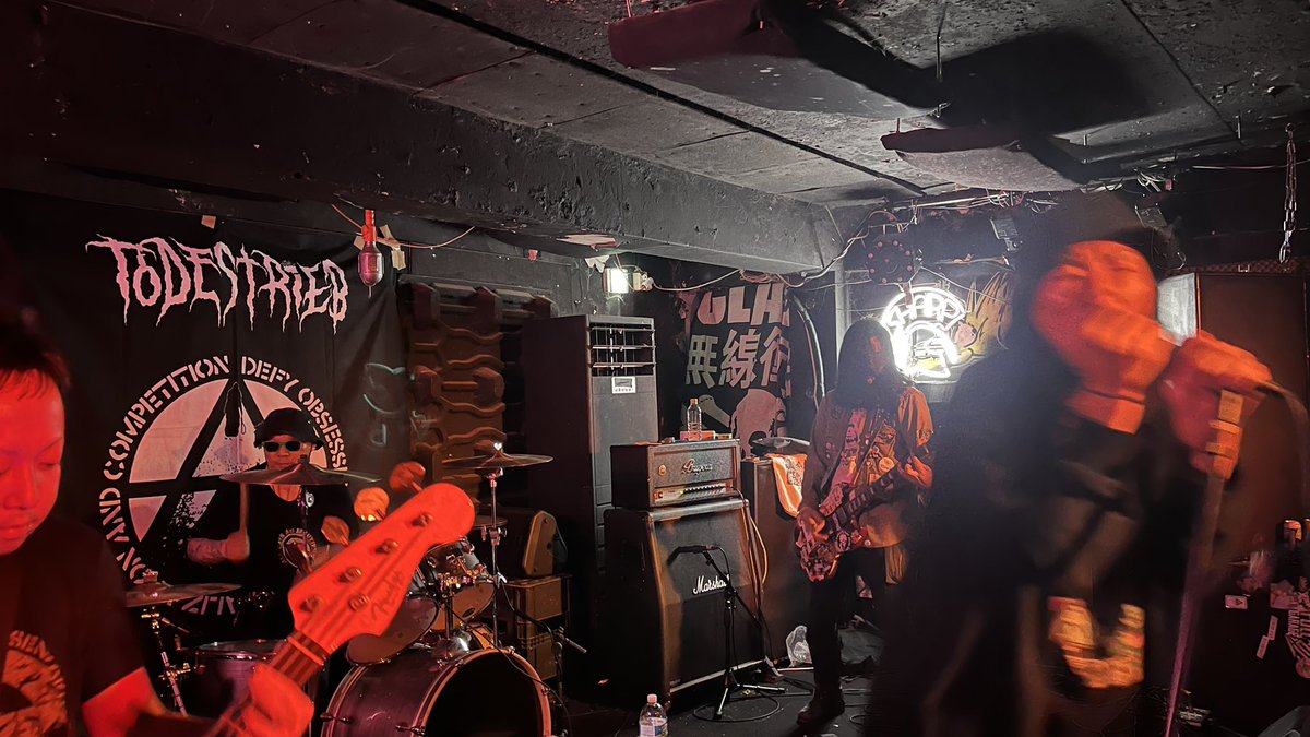 HxC_BlackMurder's tweet photo. To Destrieb 공연 시작 #ToDestrieb #투디스트리브 #ToDestrieb_Ixtab_LiveInSeoul #BehindTheTongue #ClubSHARP #클럽샤프 #망원 #Mangwon #서울 #Seoul https://t.co/Fpgke1jCeH