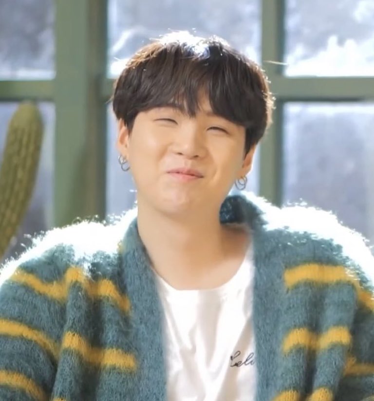 vminkookfairies's tweet photo. yoongi’s taehyung smile — a thread: https://t.co/A4p1HCSqHT