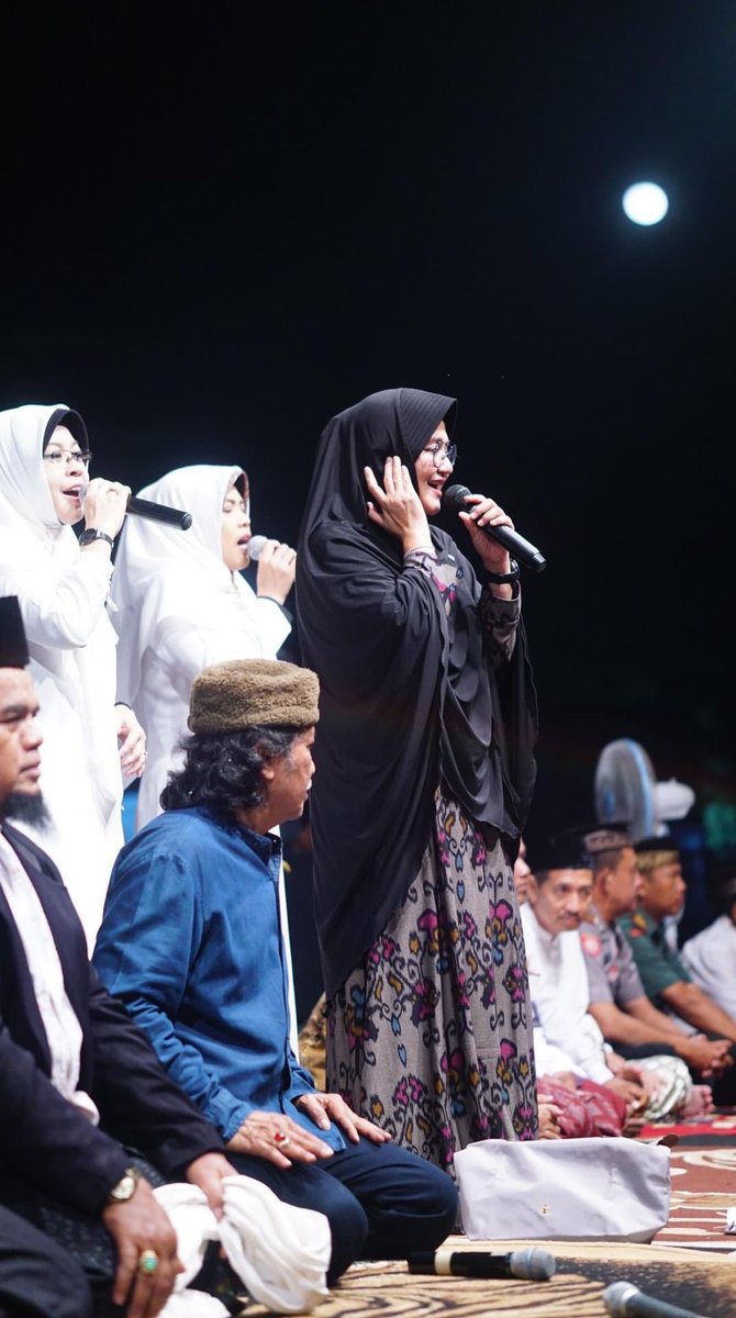 darmurisiwi's tweet photo. “Cinta itu tidak ada letaknya, dia hanya mensifati. Dengan cintalah, ia akan menumbuhkan banyak unsur, sampai akhirnya ia berada di posisi ingin untuk memiliki. Kalau memang cinta, ia tidak boleh hanya mencintai, tapi harus mewujudkannya.” — Mbah Nun https://t.co/gft1fliyc5