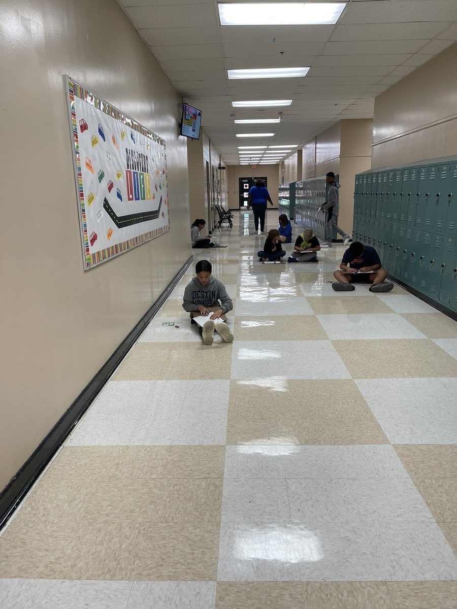 Nalty_Art_Class's tweet photo. Intro Students did an amazing job this week practicing drawing perspective for their final challenge of One Point Perspective Hallway. https://t.co/719ejjoKmT