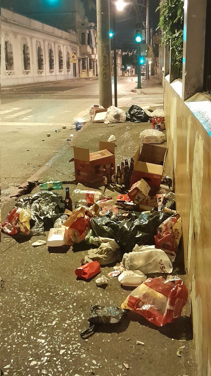 SUPERCUYO's tweet photo. Gracias al colegio san pablo por cerrar la 2ª Avenida z1 dos días seguidos y recordarnos su "civismo" y amor a la patria. https://t.co/mocqJ8lGW4