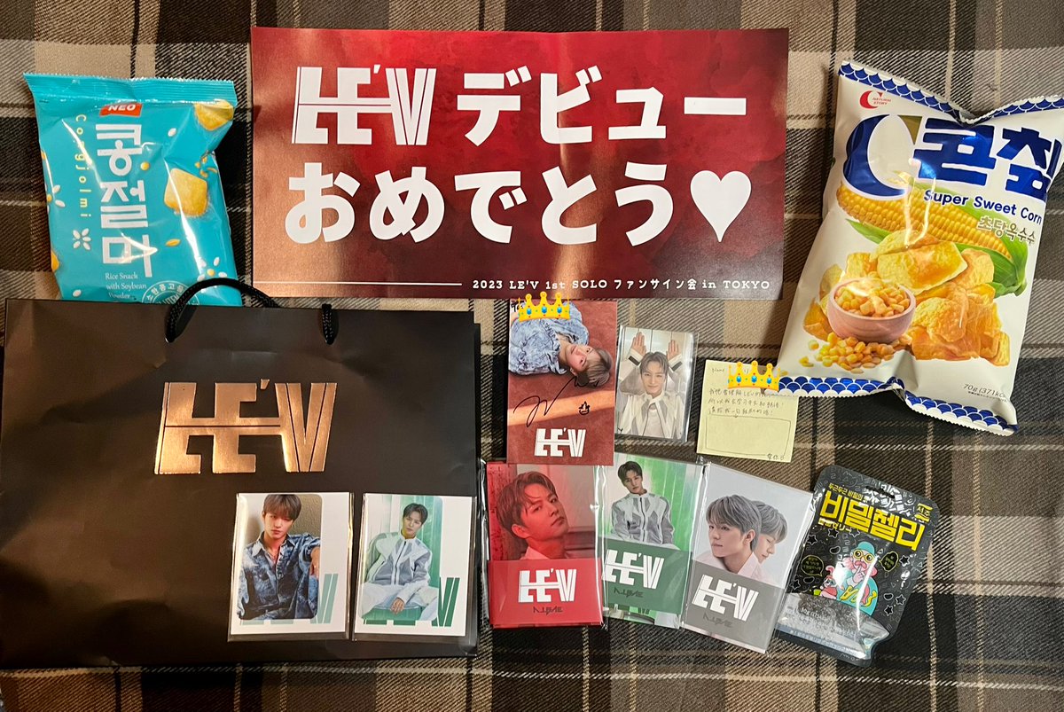 zjmk99's tweet photo. 230916 レビ　サイン会

絶対名前呼んでほしかったから呼んでもらえて嬉しかった🥹

撮ってもらった動画の私落ち着きなさすぎて笑ったしレビは優しかっこよかった

#레비 #LEV #レビ
#왕즈하오 #WANGZIHAO #王子浩 #ズハオ https://t.co/9biHVKVytJ