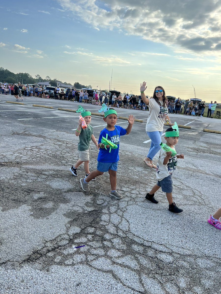 Anahuac is The Alligator Capital of Texas, where alligators outnumber people 3 to 1! Today started The Texas Gatorfest &amp; Anahuac Elementary students kicked it off with a parade! 🐊💚🐊