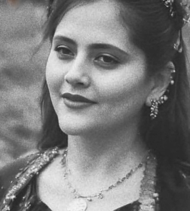 samirahashemi_n's tweet photo. ژینای عزیز، مرگ تو باشکوه‌ترین مرگی است که می‌شناسم. متناقض‌ترینِ آنها. مرگی سخت پیوندخورده به زندگی.
#زن_زندگى_آزادى‌ https://t.co/vQWf6zeI56